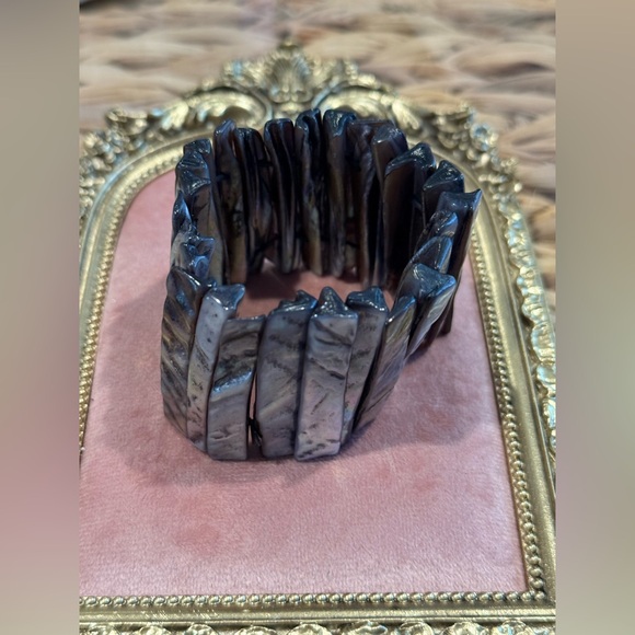 Wide Purple Iridescent Shell Stretch Bracelet One Size Fits Most - Picture 3 of 4